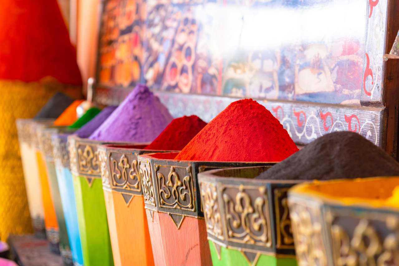 spezie-colorate-souk-marrakech-mercato-ritiro-yoga-marocco